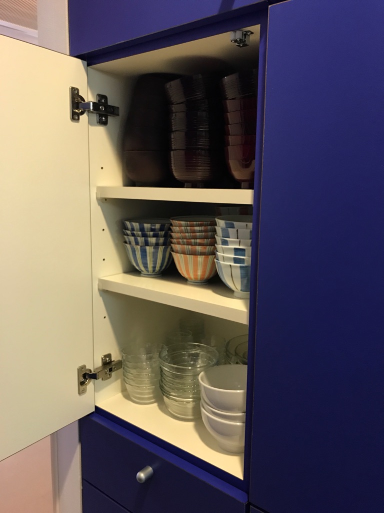 青色の収納棚：キッチンスタジオ